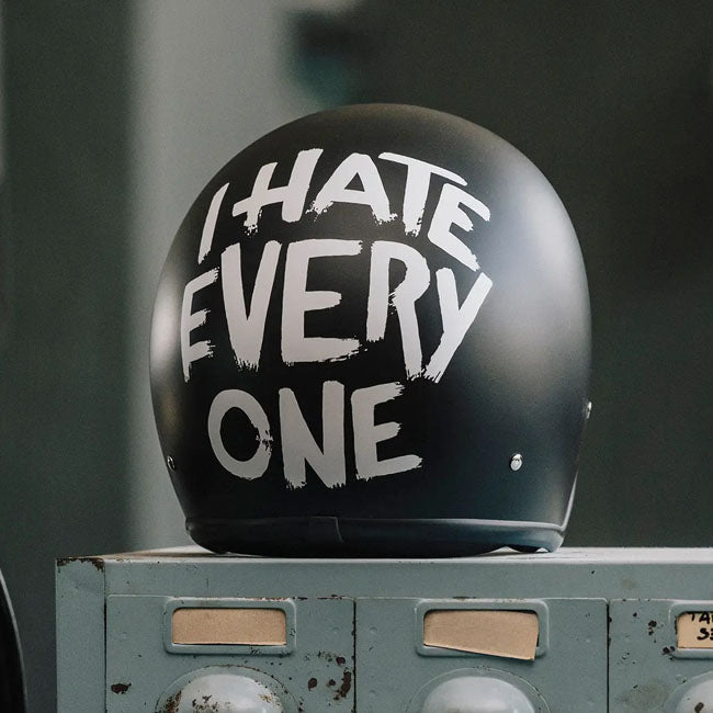 Capacete DMD Retro Eu odeio todo mundo